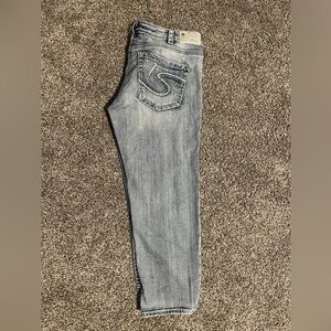 Aiko Gray Ankle Cropped Jeans with Distinctive Style